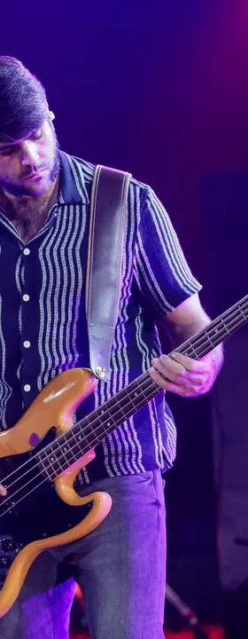 Alejandro Carantoña tocando el bajo con Tigre y Diamante en los conciertos de Radio 3